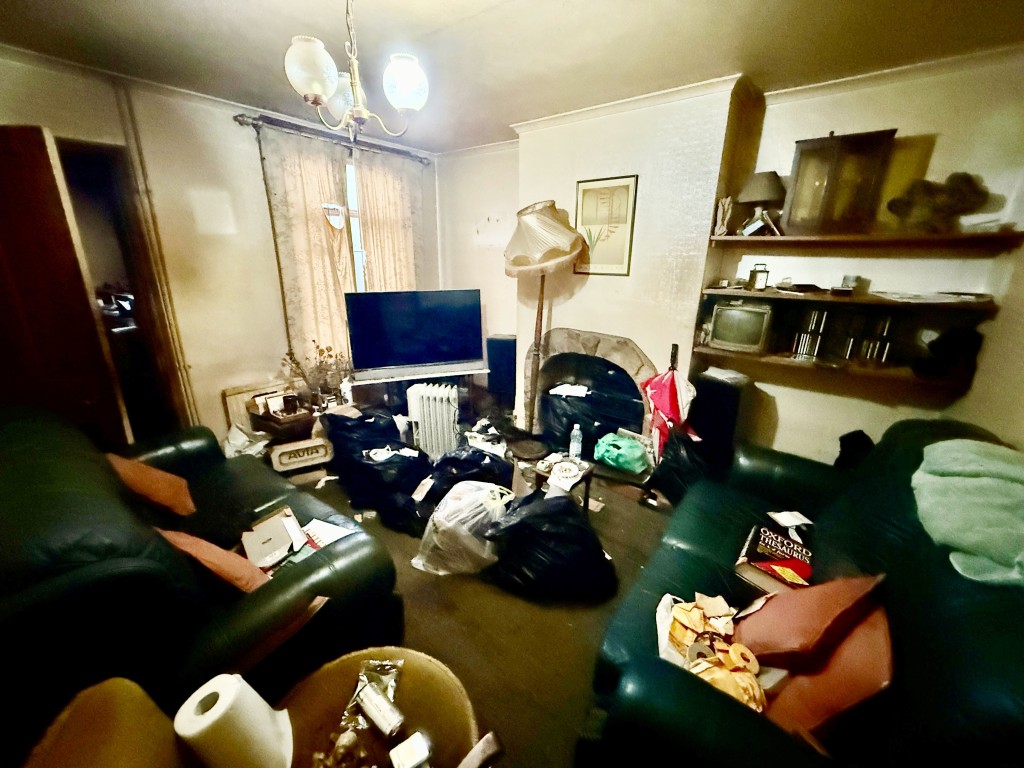 Lot: 96 - VACANT MIXED USE BUILDING WITH POTENTIAL - Living room